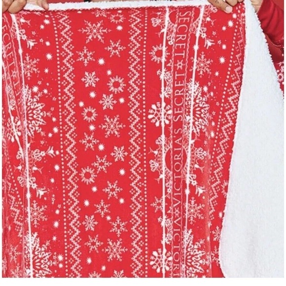 Victoria's Secret Red Holiday Throw Blanket Sherpa Snowflake VS Logo 50x60 - Picture 3 of 8